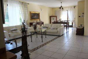 een woonkamer met twee witte banken en een tafel bij Villa Nicolai tra Mare e Montagna in Lettomanoppello