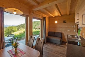 kuchnia i jadalnia w małym domku ze stołem i krzesłami w obiekcie Camping Chalet Salten w mieście Jenesien