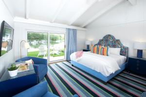 A bed or beds in a room at Yachtsman Lodge & Marina