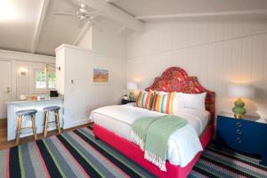 Un pat sau paturi într-o cameră la Yachtsman Lodge & Marina