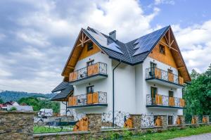 a house with solar panels on the roof at Willa Na Skarpie in Szczawnica