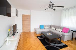 sala de estar con sofá y mesa en Apartma Ela, en Bled