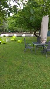 a picnic table and chairs in the grass at Estudio y Loft Durango in Guyuria