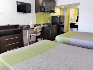 Kuchyň nebo kuchyňský kout v ubytování Studio 6-Fresno, CA - Extended Stay