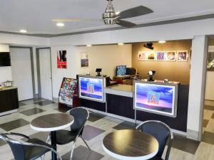 TV a/nebo společenská místnost v ubytování Studio 6-Fresno, CA - Extended Stay