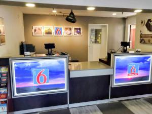 TV a/nebo společenská místnost v ubytování Studio 6-Fresno, CA - Extended Stay