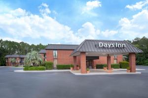 a building with a day inn sign on the front at Days Inn by Wyndham Statesboro in Statesboro