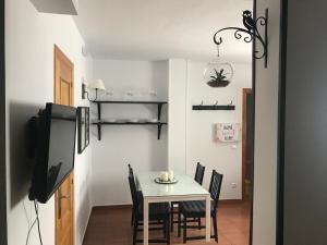 聖馬丁德爾特索利奧的住宿－薩瓦納旅舍，一间带桌椅的用餐室