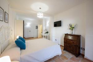 a bedroom with a bed and a dresser and a television at Maelka Belvedere in Agropoli