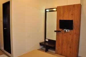 TV a/nebo společenská místnost v ubytování Hotel Atria, Kolhapur