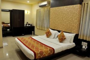 Postel nebo postele na pokoji v ubytování Hotel Atria, Kolhapur