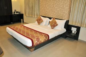 Postel nebo postele na pokoji v ubytování Hotel Atria, Kolhapur