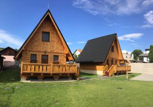 Cette grande maison en bois dispose d'une véranda et d'une terrasse. dans l'établissement Cottage Family, à Hrabušice