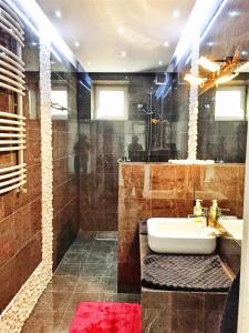 y baño con bañera, lavamanos y ducha. en Apartamenty Orłowo, en Gdynia