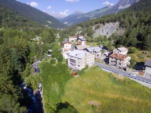 una vista aerea di una grande casa in montagna di Guesthouse Seghetto a Valdidentro