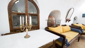 Postel nebo postele na pokoji v ubytování Mylopetres Traditional Houses Finikia