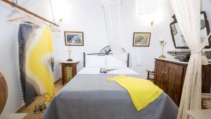Postel nebo postele na pokoji v ubytování Mylopetres Traditional Houses Finikia
