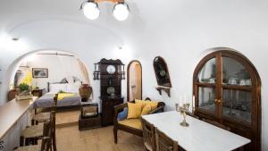 Posezení v ubytování Mylopetres Traditional Houses Finikia + 17 fotografií