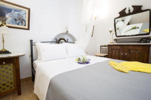 Postel nebo postele na pokoji v ubytování Mylopetres Traditional Houses Finikia