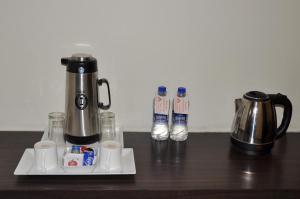 Příslušenství pro přípravu čaje a kávy v ubytování Hotel Atria, Kolhapur
