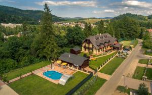 - une vue aérienne sur une grande maison avec une piscine dans l'établissement Penzion Sonja, à Vyšné Ružbachy