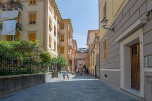 een straat in de stad waar mensen over lopen bij La terrazza in Varazze