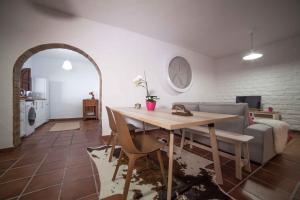 una sala de estar con una mesa y un sofá en Los Torres II, en Fuencaliente de la Palma