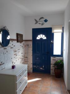 コスタ・テギセにあるCasa Las Velasの青いドアと白いキャビネットが備わる客室です。