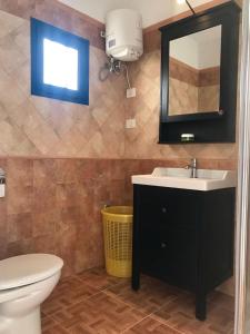 コスタ・テギセにあるCasa Las Velasのバスルーム(洗面台、トイレ、鏡付)
