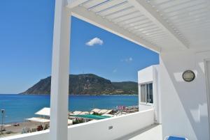 Blick auf den Strand vom Balkon eines Hauses in der Unterkunft APARTMENTS kokalaki in Kefalos