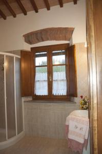 een badkamer met een wastafel en een raam bij Agriturismo Podere Molino in Peccioli