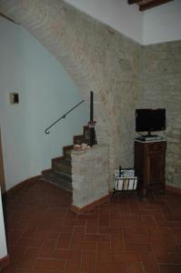 A television and/or entertainment centre at Agriturismo Podere Molino