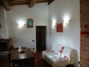 A bed or beds in a room at Agriturismo Podere Molino Még 37 kép