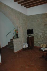 A television and/or entertainment centre at Agriturismo Podere Molino