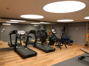 een fitnessruimte met loopbanden en crosstrainers bij Impecable monoambiente en Belgrano in Buenos Aires