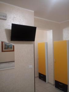 TV a/nebo společenská místnost v ubytování Anema e Core Pizzo