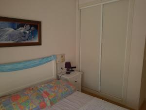 Cama o camas de una habitación en Bajo con jardin WIFI junto al mar