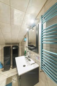 ブワディスワボボにあるWilla Primaのバスルーム(白い洗面台、鏡付)