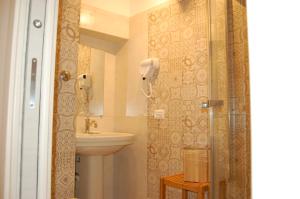 W łazience znajduje się toaleta, umywalka i prysznic. w obiekcie La Terrazza sul Mare w mieście Capri