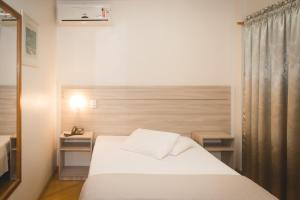 Hotel Pallis tesisinde bir odada yatak veya yataklar
