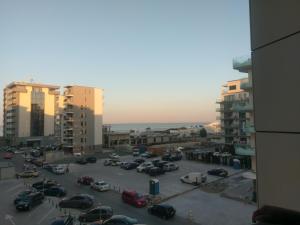 ein Parkplatz mit Autos in einer Stadt geparkt in der Unterkunft Apartament Loft Beach SummerlandRomania in Mamaia