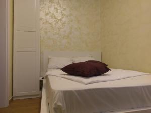 ein Bett mit einem Kissen darauf in einem Schlafzimmer in der Unterkunft Apartament Loft Beach SummerlandRomania in Mamaia