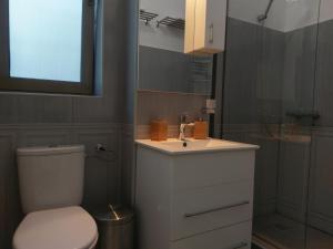 ein Badezimmer mit Toilette und Waschbecken in der Unterkunft Apartament Loft Beach SummerlandRomania in Mamaia + 34 Fotos