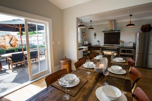Η κουζίνα ή μικρή κουζίνα στο Coghill Cottage +9 φωτογραφίες