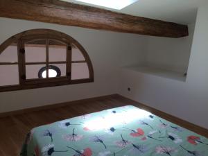 - une chambre avec un lit et une fenêtre dans l'établissement La Petite Maison Rouge, à Mèze