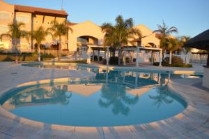 uma grande piscina em frente a um edifício em Howard Johnson Resort Spa & Convention Center em Merlo