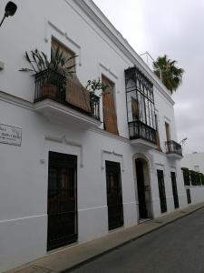 サンルーカル・デ・バラメダにあるApartamento Aldama en el centro de Sanlúcar de Barramedaの通りに面した白い建物