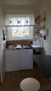 A kitchen or kitchenette at Vatnsás 10