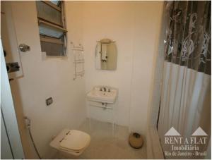 y baño con aseo y lavamanos. en Cobertura,Copa,Metro,CopaPalace,3q, en Río de Janeiro
