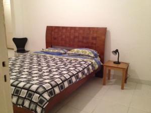 1 dormitorio con 1 cama y 1 mesa con lámpara en Cobertura,Copa,Metro,CopaPalace,3q, en Río de Janeiro